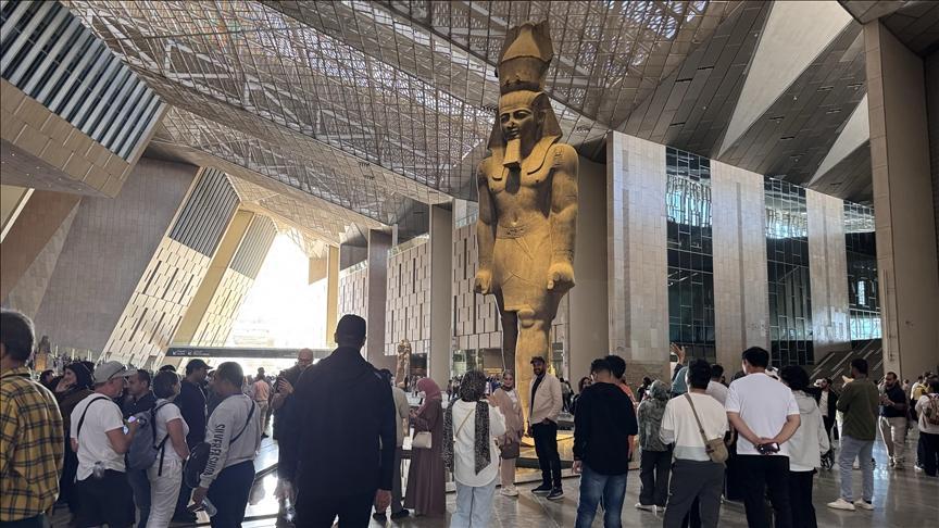 إقبال كبير من أنحاء العالم لزيارة المتحف الكبير إقبال كبير من أنحاء العالم لزيارة المتحف الكبير