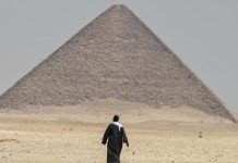 القبض على ثلاثة ضباط شرطة بتهمة التنقيب عن الآثار في مصر القبض على ثلاثة ضباط شرطة بتهمة التنقيب عن الآثار في مصر