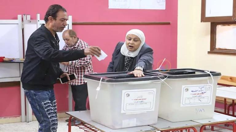 المصريون بالداخل يدلون بأصواتهم في انتخابات مجلس النواب المصريون بالداخل يدلون بأصواتهم في انتخابات مجلس النواب
