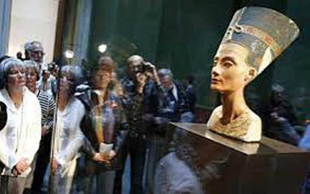 مصر لا تتوقف عن المطالبة بآثارها التي خرجت بشكل مشكوك في صحته مصر لا تتوقف عن المطالبة بآثارها التي خرجت بشكل مشكوك في صحته