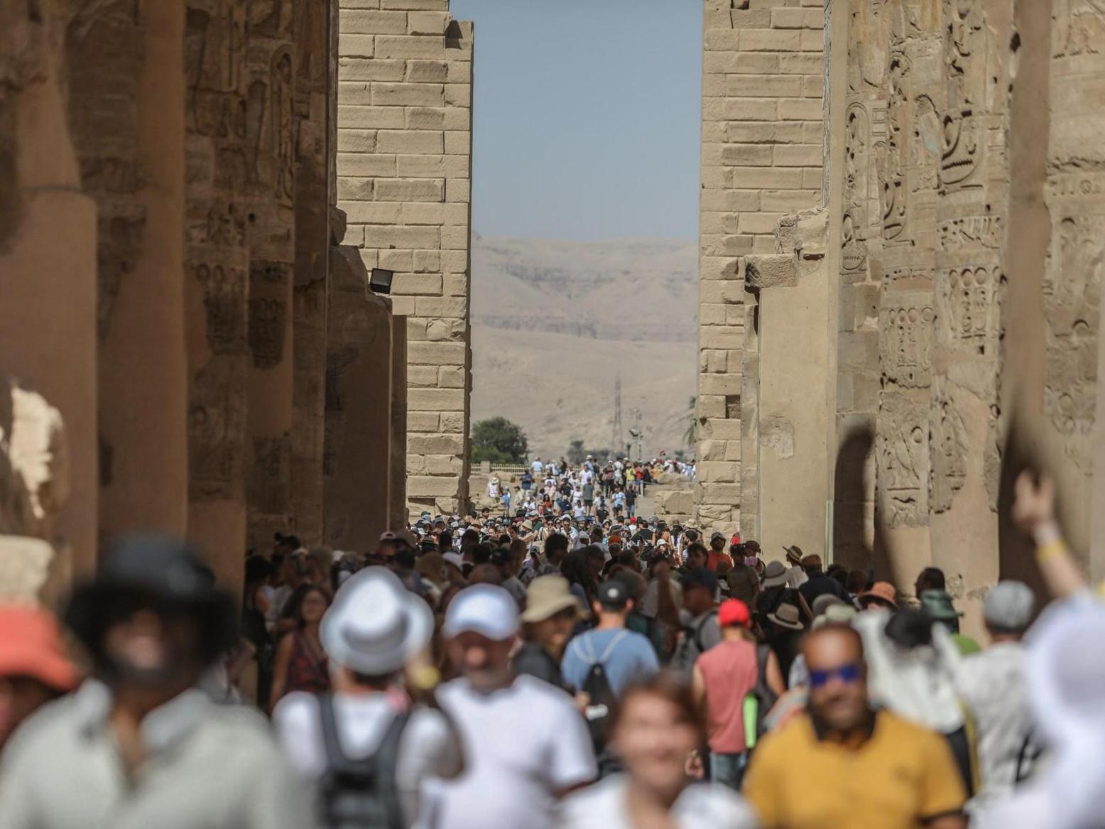 معابد الكرنك بمصر.. لوحة إبداعية منحوتة بأسرار التاريخ معابد الكرنك بمصر.. لوحة إبداعية منحوتة بأسرار التاريخ