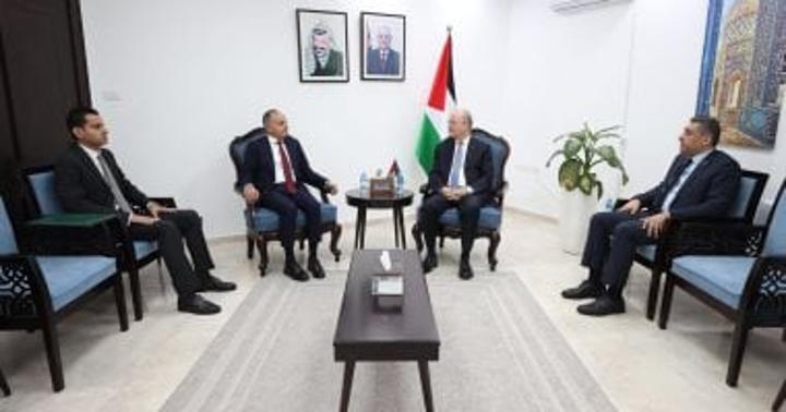 سفير مصر في رام الله يلتقي برئيس الوزراء الفلسطيني سفير مصر في رام الله يلتقي برئيس الوزراء الفلسطيني