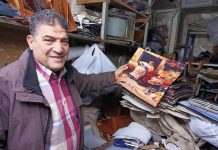 ورشة صغيرة تحرس تراثا عمره قرن بالقاهرة القديمة ورشة صغيرة تحرس تراثا عمره قرن بالقاهرة القديمة