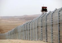 الجيش الإسرائيلي يعلن إحباط تهريب 20 بندقية M-16 من الحدود المصرية الجيش الإسرائيلي يعلن إحباط تهريب 20 بندقية M-16 من الحدود المصرية