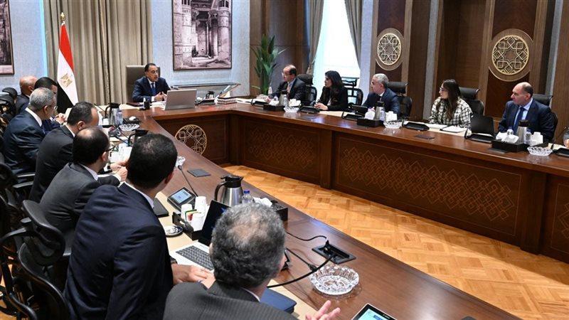 مدبولي يبحث توطين صناعة السيارات وزيادة تنافسية المناطق الحرة مدبولي يبحث توطين صناعة السيارات وزيادة تنافسية المناطق الحرة