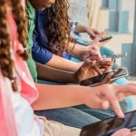 مصر تضع خطوطاً حمراء لحماية أطفالها إلكترونياً مصر تضع خطوطاً حمراء لحماية أطفالها إلكترونياً