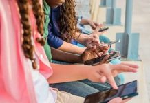 مصر تضع خطوطاً حمراء لحماية أطفالها إلكترونياً مصر تضع خطوطاً حمراء لحماية أطفالها إلكترونياً