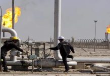 النفط يتراجع 2% مع ترقب المحادثات الأمريكية الإيرانية النفط يتراجع 2% مع ترقب المحادثات الأمريكية الإيرانية