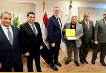 تكريم كريم بدوي لفريق إنتاج مادة كيميائية جديدة تكريم كريم بدوي لفريق إنتاج مادة كيميائية جديدة