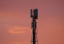 مصر توقع أكبر صفقة منذ بدء الاتصالات في البلاد مصر توقع أكبر صفقة منذ بدء الاتصالات في البلاد