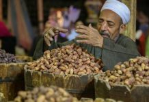 “تخزين السلع” لمواجهة الغلاء قبل رمضان في مصر "تخزين السلع" لمواجهة الغلاء قبل رمضان في مصر