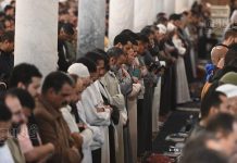 المئات يؤدون أول صلاة تراويح بمسجد عمرو بن العاص المئات يؤدون أول صلاة تراويح بمسجد عمرو بن العاص