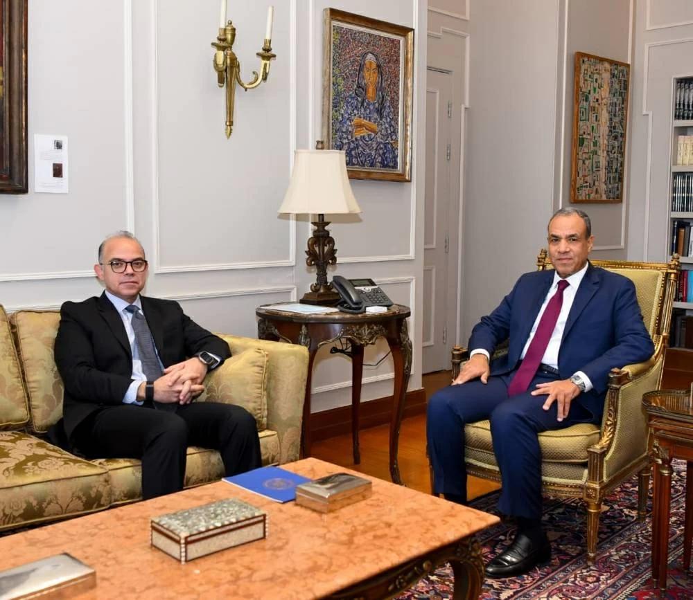 بحث تعزيز التنسيق لجذب الاستثمارات والتنمية الاقتصادية بحث تعزيز التنسيق لجذب الاستثمارات والتنمية الاقتصادية