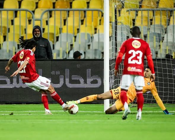 الأهلي يتصدر الدوري المصري بعد الفوز على سموحة الأهلي يتصدر الدوري المصري بعد الفوز على سموحة