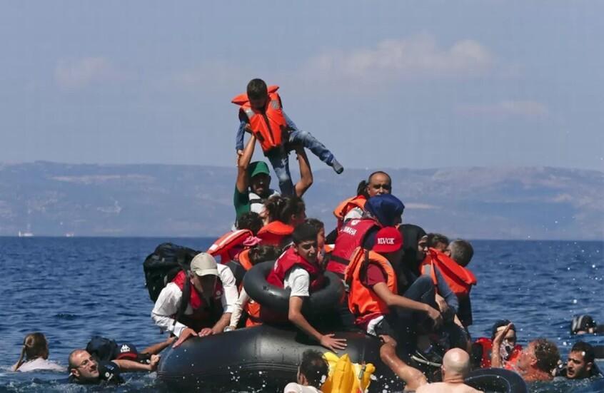 مصرع عدد من المصريين واختفاء آخرين جراء غرق مركب في البحر مصرع عدد من المصريين واختفاء آخرين جراء غرق مركب في البحر