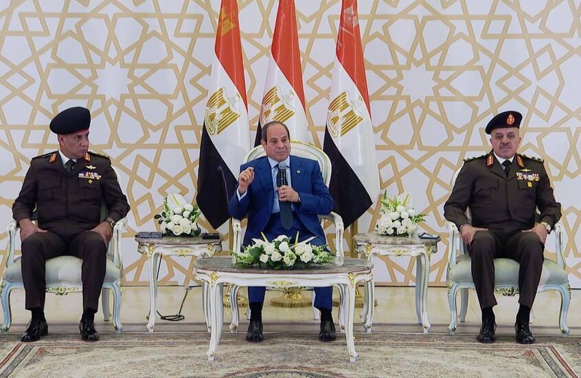 مصر.. السيسي يبحث مع قادة الجيش التطورات في المنطقة مصر.. السيسي يبحث مع قادة الجيش التطورات في المنطقة