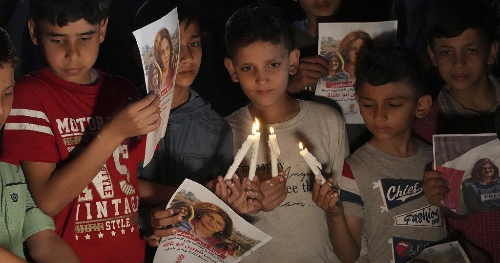 Palestinians attend memorial service for slain journalist