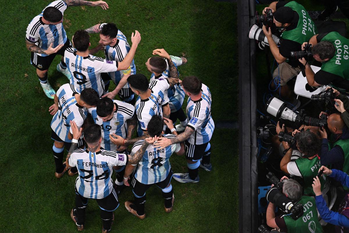 Messi magic fires Argentina into World Cup quarter-finals