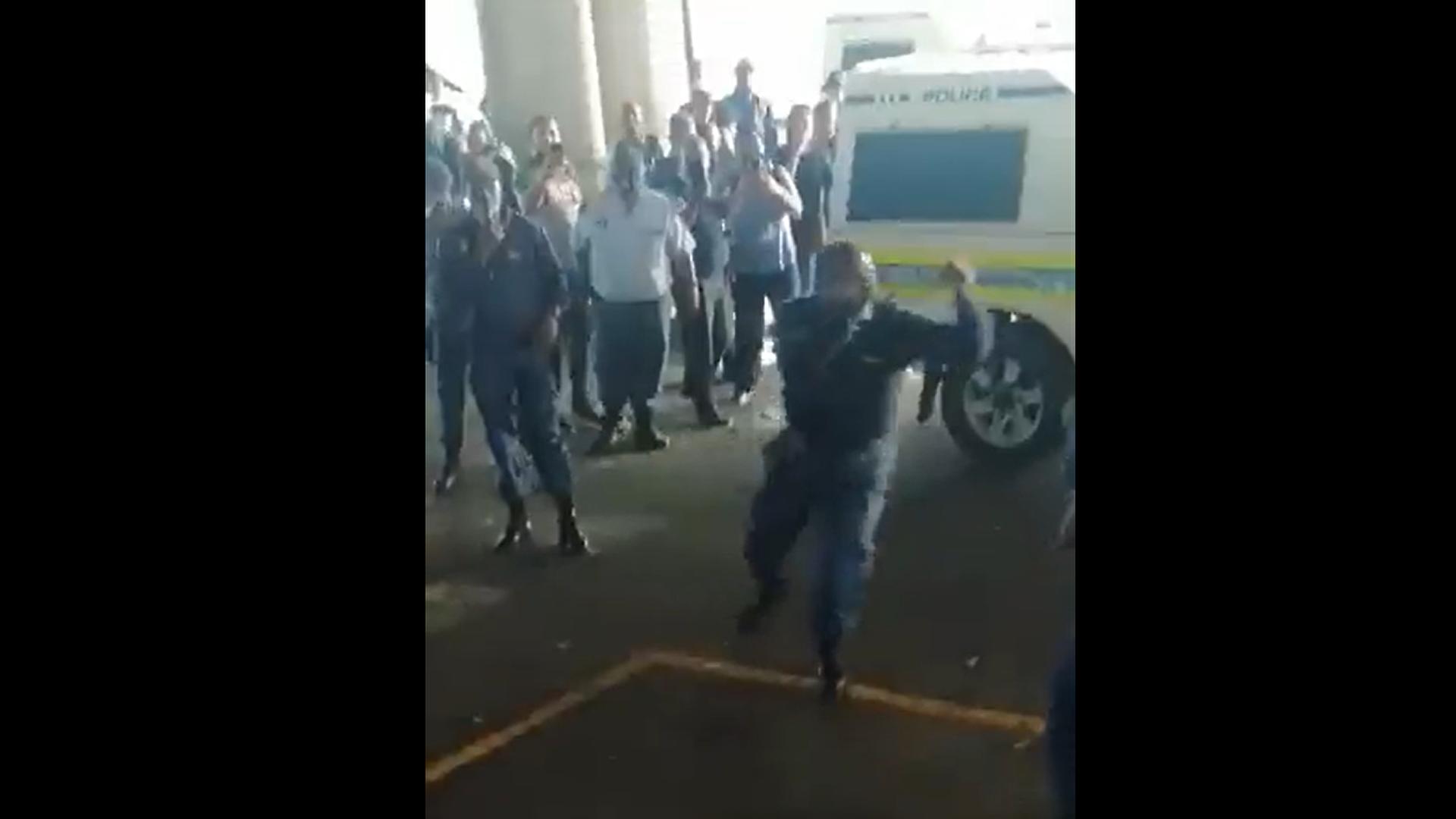 Drunken Master? South African Cop Shows Insane Kung-Fu Skills While Being Detained by Police - Video Drunken Master? South African Cop Shows Insane Kung-Fu Skills While Being Detained by Police - Video