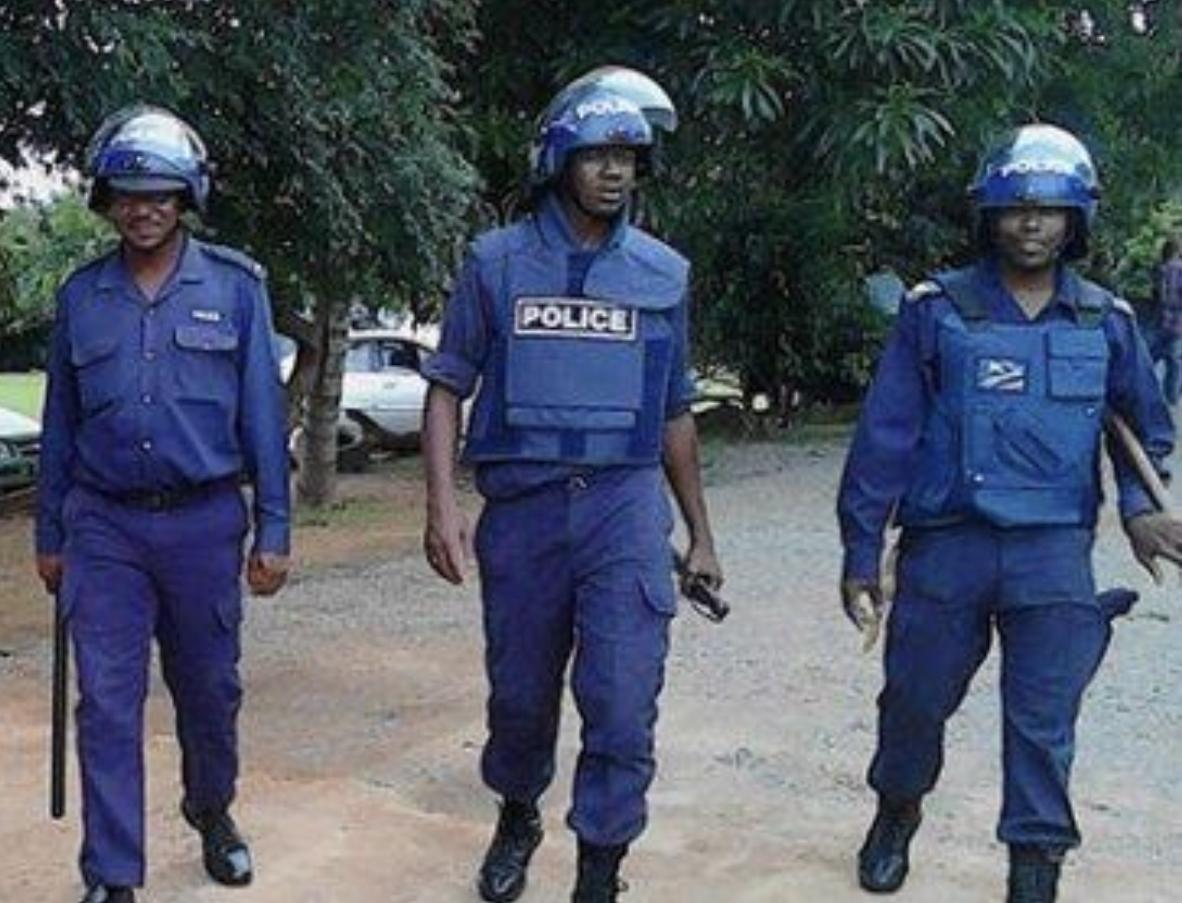 Police in a dramatic shoot-out with Solidarity Forces at night in an attempt to kill Station Commander. Police in a dramatic shoot-out with Solidarity Forces at night in an attempt to kill Station Commander.