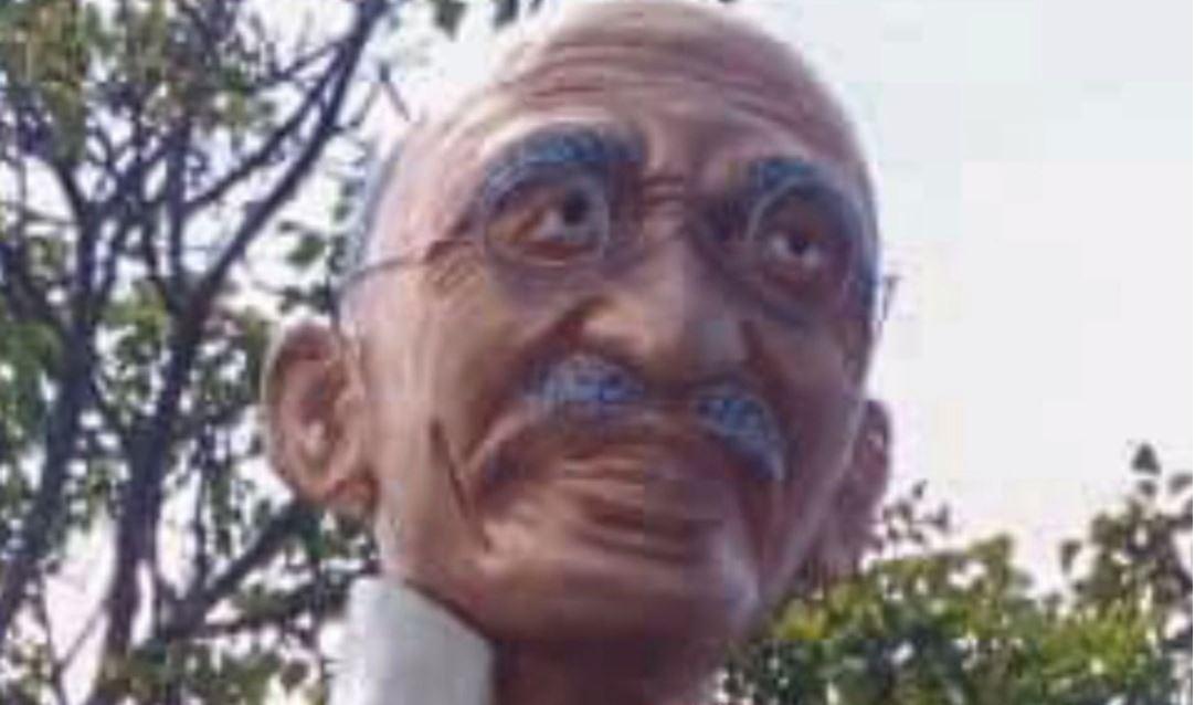 Students Union Secretary General orders Mswati’s Government to remove Gandhi's statue before the youth vandalized it. Students Union Secretary General orders Mswati’s Government to remove Gandhi's statue before the youth vandalized it.