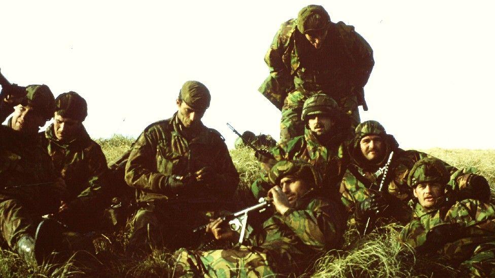 Falklands war: Welsh guard reveals unseen images