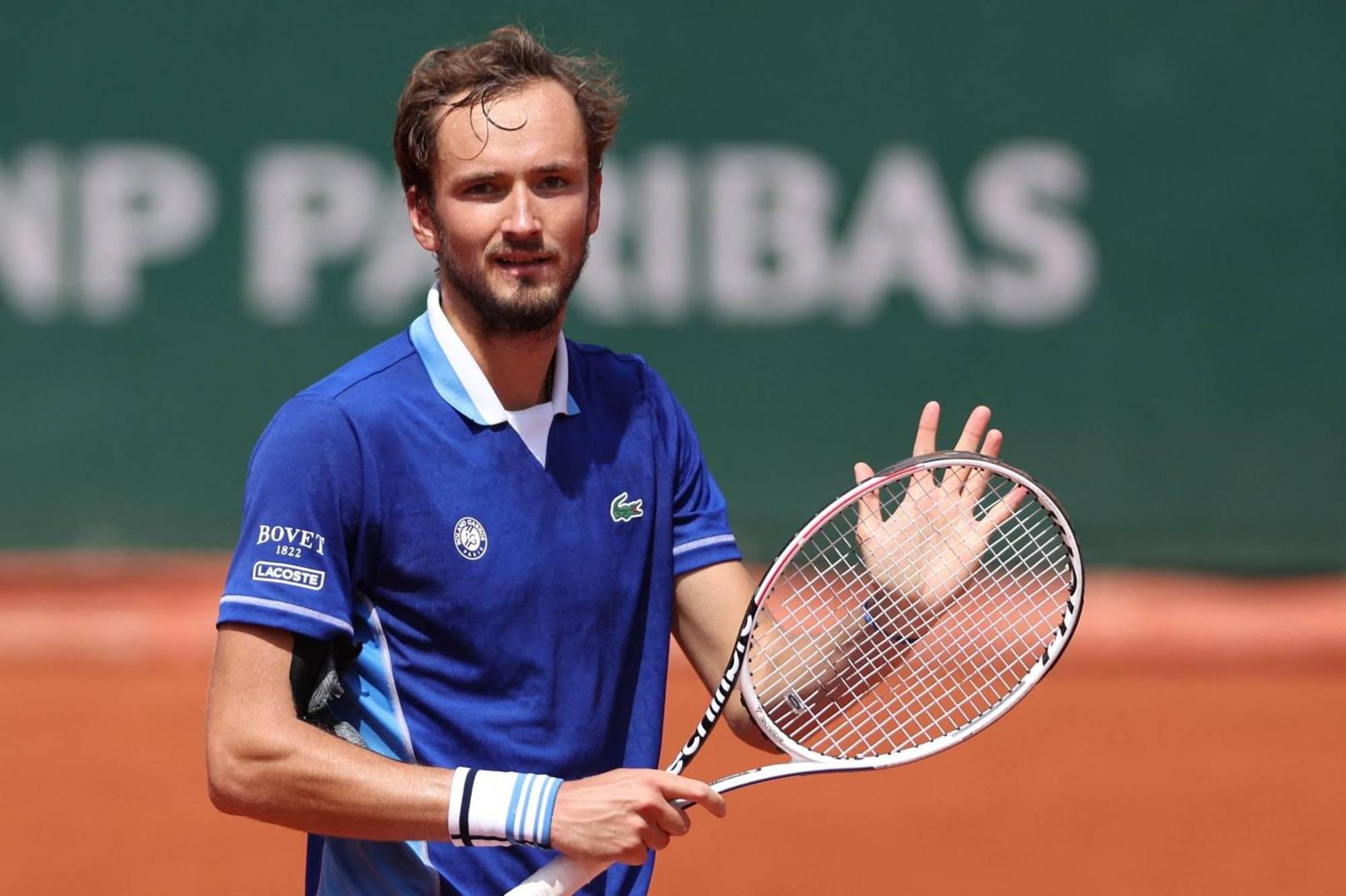 Medvedev defends title in Serena's farewell Medvedev defends title in Serena's farewell
