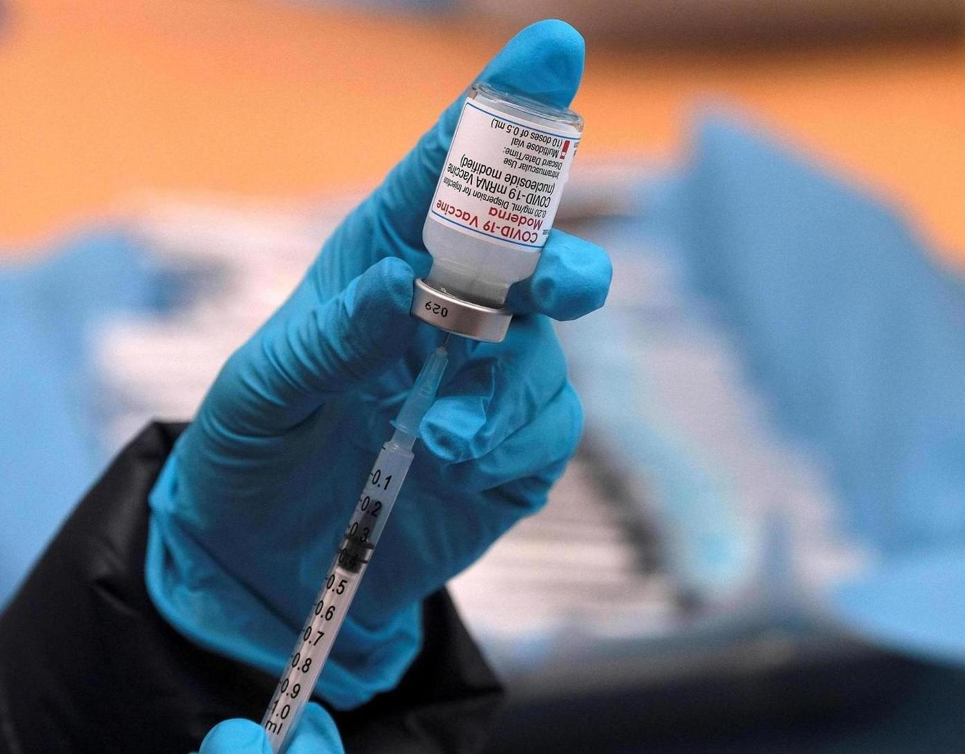 UK approves world's first vaccine against the Ómicron variant UK approves world's first vaccine against the Ómicron variant