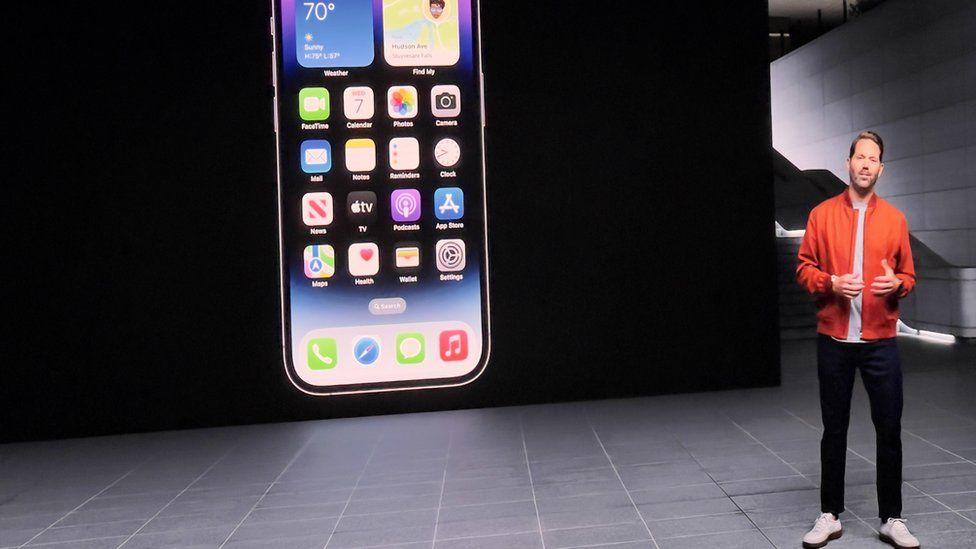 Apple founder's daughter mocks new iPhone Apple founder's daughter mocks new iPhone