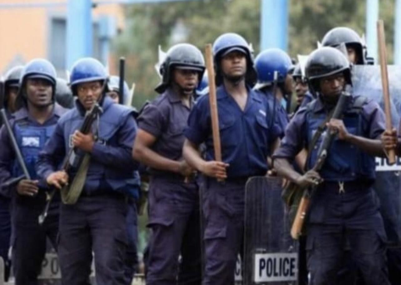 Senior police officers camp outside High Court waiting to stop junior cops protest, Busta Vilakati detained Senior police officers camp outside High Court waiting to stop junior cops protest, Busta Vilakati detained