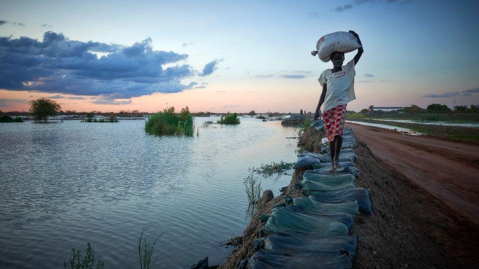 South Sudan floods: Fleeing Nile waters to a minefield South Sudan floods: Fleeing Nile waters to a minefield