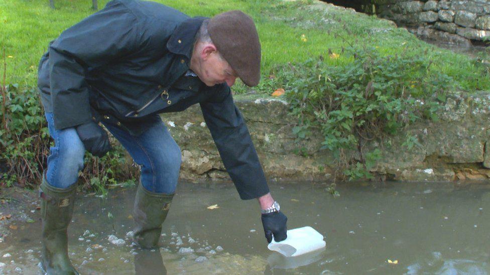 Citizen scientists join fight to clean up rivers Citizen scientists join fight to clean up rivers