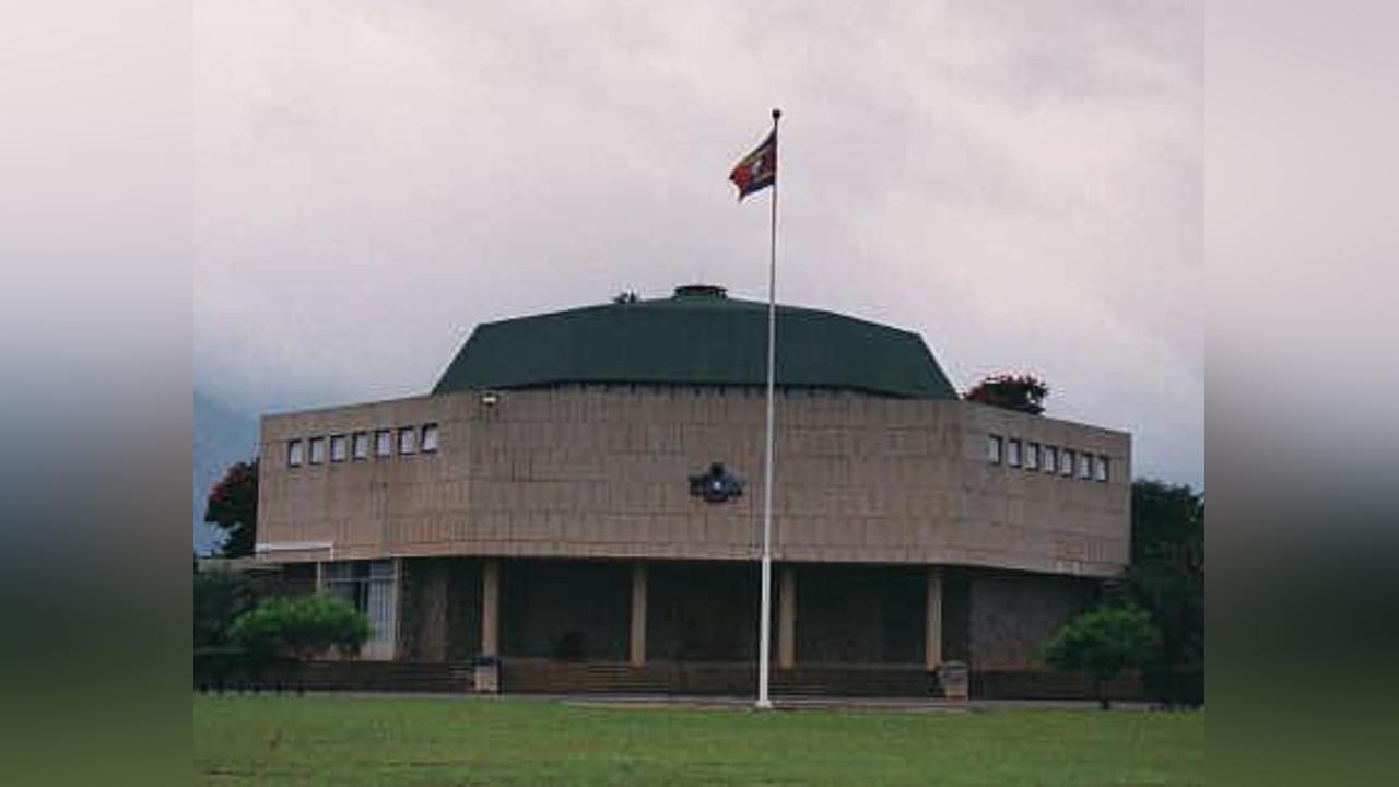 Kukhanyeni MP’s false promises to fix road,his car stuck amid rains Kukhanyeni MP’s false promises to fix road,his car stuck amid rains