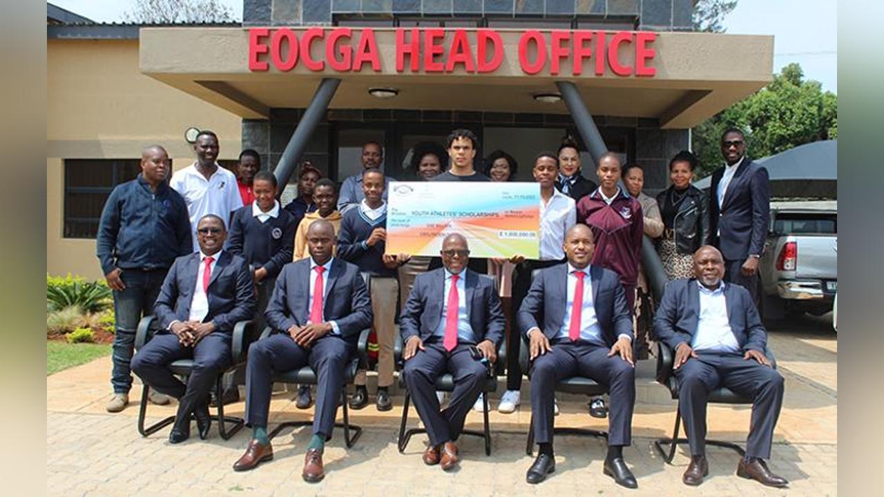 YOUNG SWIMMER SOARS YOUNG SWIMMER SOARS