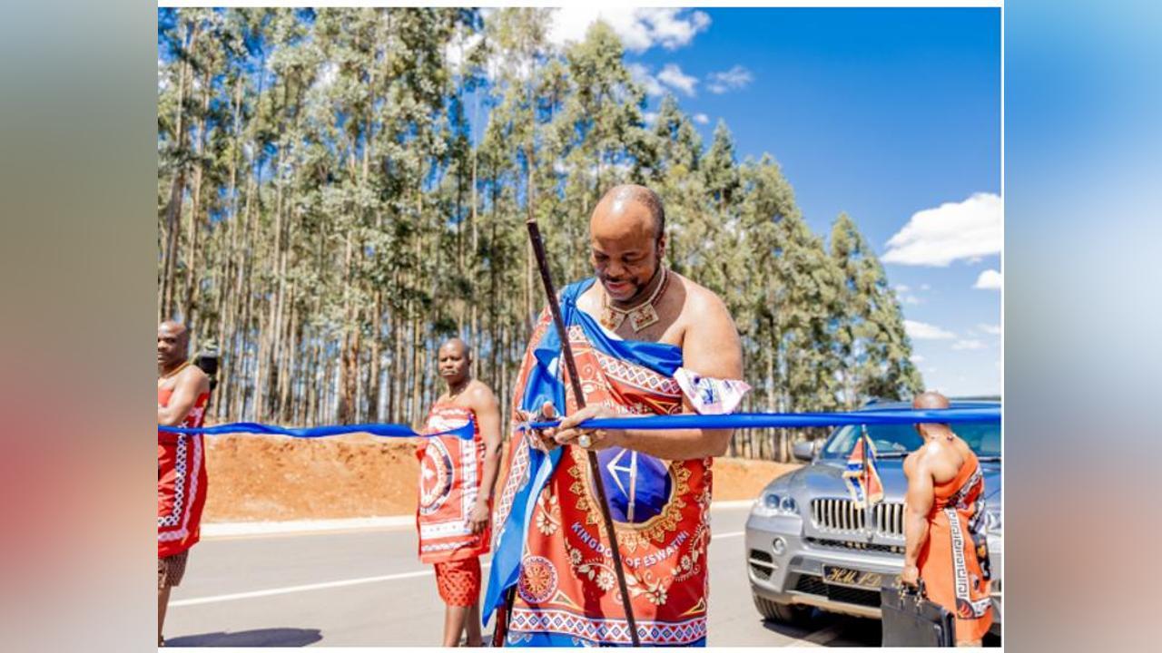 King Praises Inyatsi for Timely Completion of ‘First World’ Gege-Sicunusa Road King Praises Inyatsi for Timely Completion of ‘First World’ Gege-Sicunusa Road