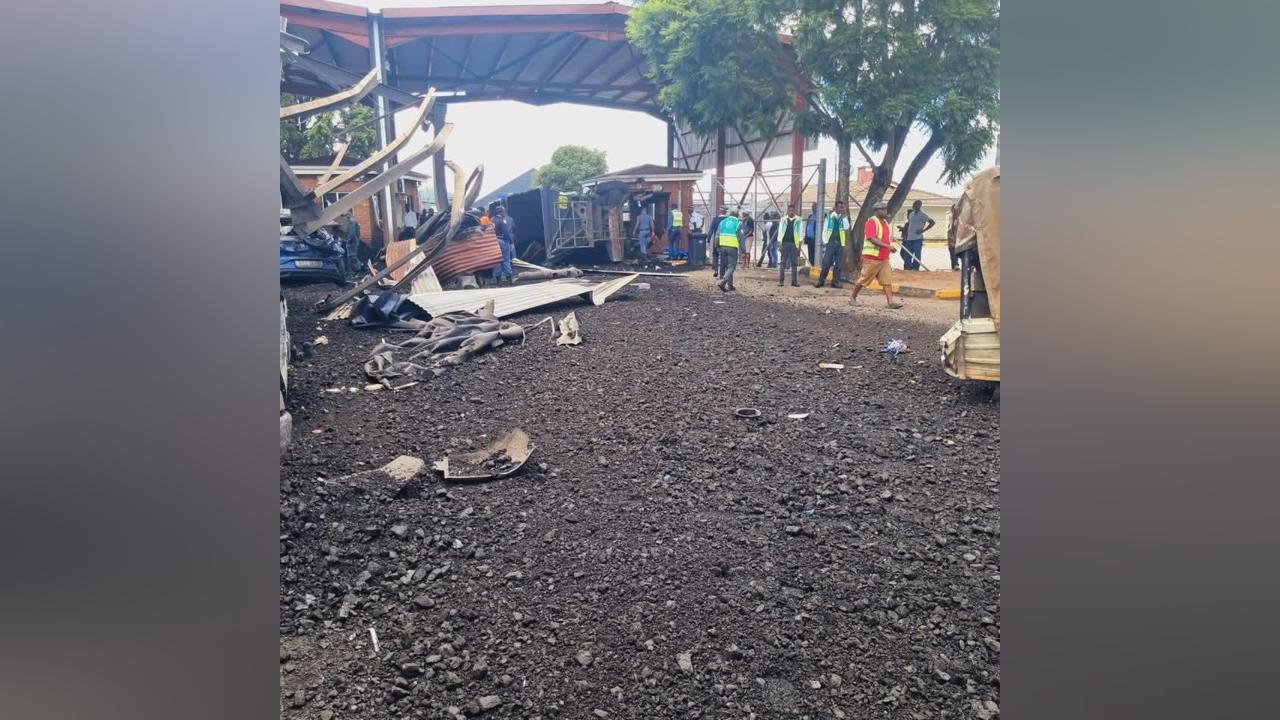 Truck Accident Temporarily Shuts down Oshoek Border Truck Accident Temporarily Shuts down Oshoek Border