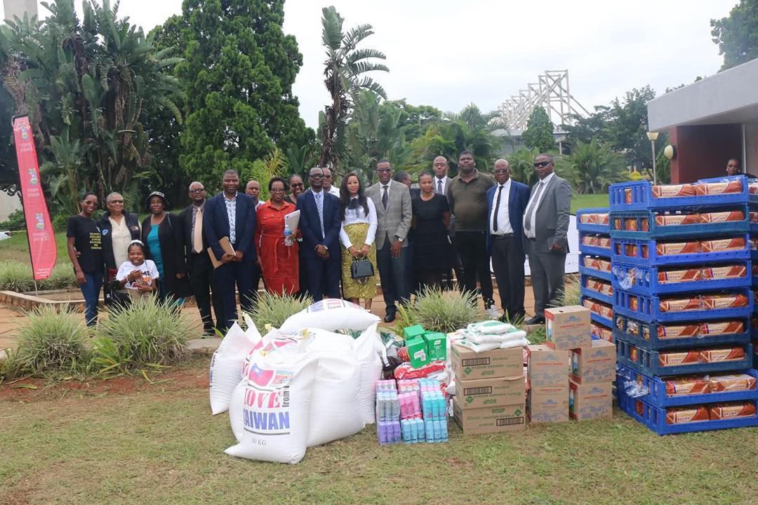 SENATOR FEZEKA DLAMINI’S GENEROUS DONATION FEEDS 950 STUDENTS AT UNESWA SENATOR FEZEKA DLAMINI’S GENEROUS DONATION FEEDS 950 STUDENTS AT UNESWA