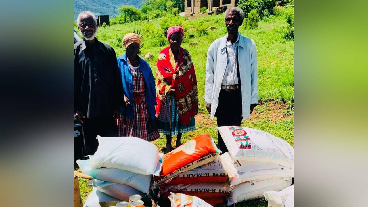 Tinkhundla Minister Sikhumbuzo Dlamini Unleashes Hlathikhulu Police to Harass ‘Bo-Gogo Nabomkhulu’ who Received R10,000.00 Food Parcels from Editor Zweli Martin Dlamini, Case Handled by Detective Andrew Khaba Tinkhundla Minister Sikhumbuzo Dlamini Unleashes Hlathikhulu Police to Harass ‘Bo-Gogo Nabomkhulu’ who Received R10,000.00 Food Parcels from Editor Zweli Martin Dlamini, Case Handled by Detective Andrew Khaba