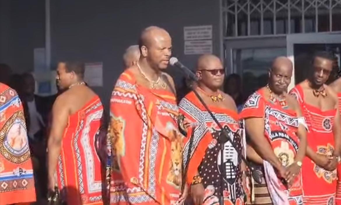 Hosea Residents Shout “Bayethe Wena Waphakathi” as King Mswati Announces Tarring of Roads and Building of New Houses for the Elderly, R60Million Investments Hosea Residents Shout “Bayethe Wena Waphakathi” as King Mswati Announces Tarring of Roads and Building of New Houses for the Elderly, R60Million Investments