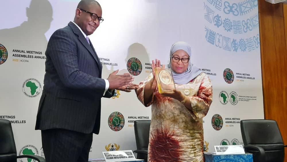 La présidente Tanzanienne Samia Sululhu remporte le super prix du plus grand bâtisseur des routes en Afrique en 2022 La présidente Tanzanienne Samia Sululhu remporte le super prix du plus grand bâtisseur des routes en Afrique en 2022
