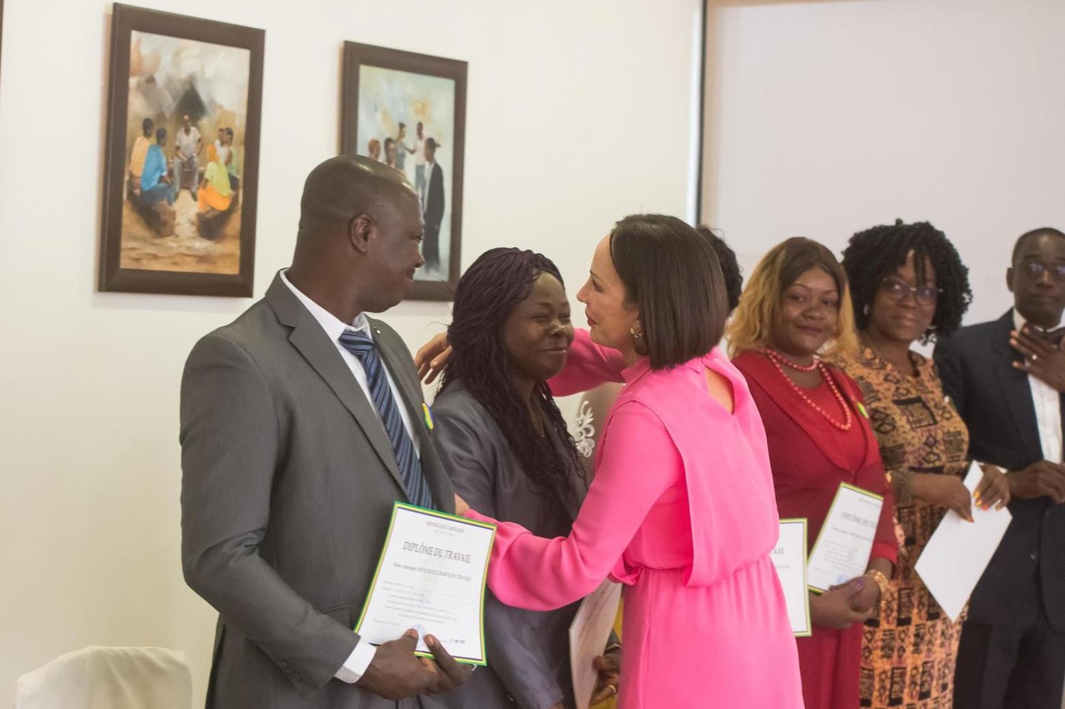 Sylvia Bongo félicite 7 employés de sa fondation décorés de la médaille du travail