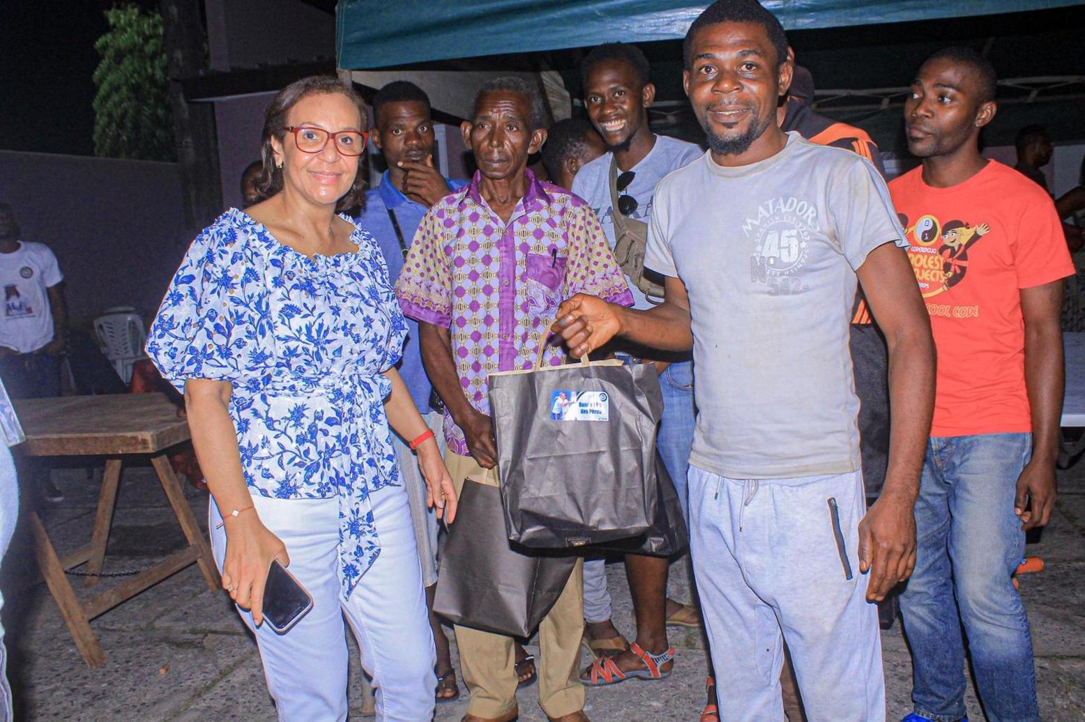 Fêtes des pères : plus de 1000 papas de Lambaréné honorés par Madeleine Berre Fêtes des pères : plus de 1000 papas de Lambaréné honorés par Madeleine Berre