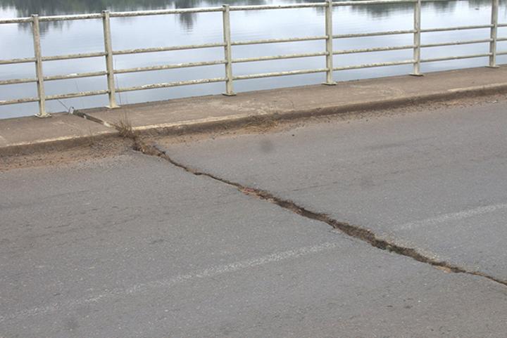 Fissure sur le pont de Kango : Circulez, tout va bien ! Fissure sur le pont de Kango : Circulez, tout va bien !