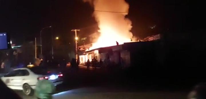 Un incendie d’une violence extrême consume plusieurs maisons à Lambaréné Un incendie d’une violence extrême consume plusieurs maisons à Lambaréné