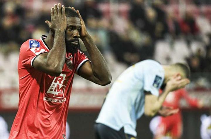 Football : Ecuele Manga au chômage ! Football : Ecuele Manga au chômage !