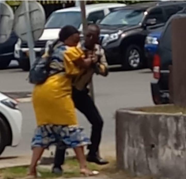 Un papa rossé au centre-ville par la mère de ses enfants pour refus de donner l’argent de la rentrée scolaire Un papa rossé au centre-ville par la mère de ses enfants pour refus de donner l’argent de la rentrée scolaire