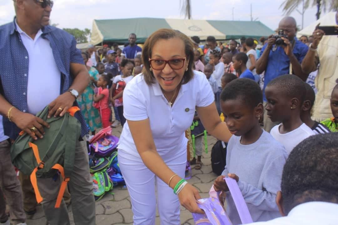 Solidarité scolaire : Madeleine Berre 2500 kits scolaires jeunes élèves de Lambaréné Solidarité scolaire : Madeleine Berre 2500 kits scolaires jeunes élèves de Lambaréné