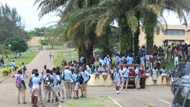 Violences en milieu scolaire : plusieurs élèves blessés graves lors d’une violente bagarre générale entre deux lycées de Port-Gentil Violences en milieu scolaire : plusieurs élèves blessés graves lors d’une violente bagarre générale entre deux lycées de Port-Gentil