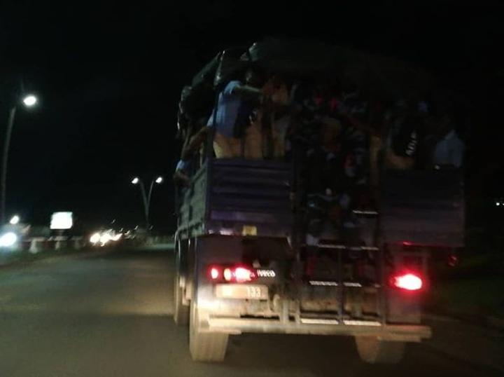 Transport scolaire : des dizaines d’élèves de CAPO embarqués dans des véhicules de police Transport scolaire : des dizaines d’élèves de CAPO embarqués dans des véhicules de police