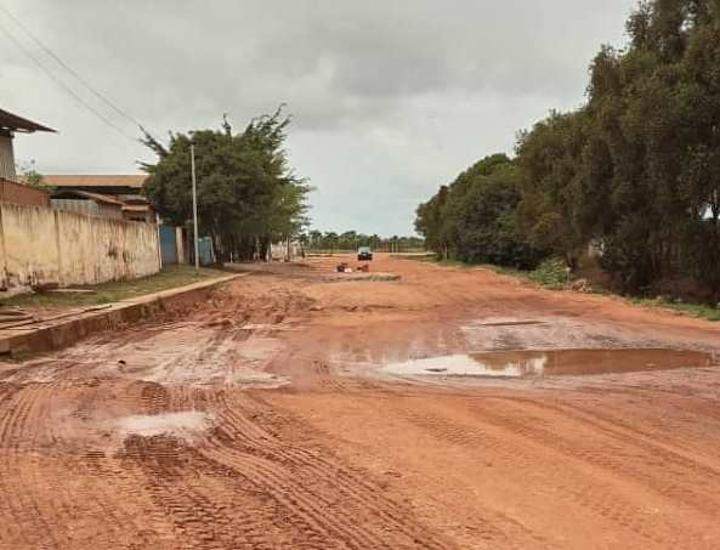 La route du nouveau port de Port-Gentil complétement cabossée La route du nouveau port de Port-Gentil complétement cabossée